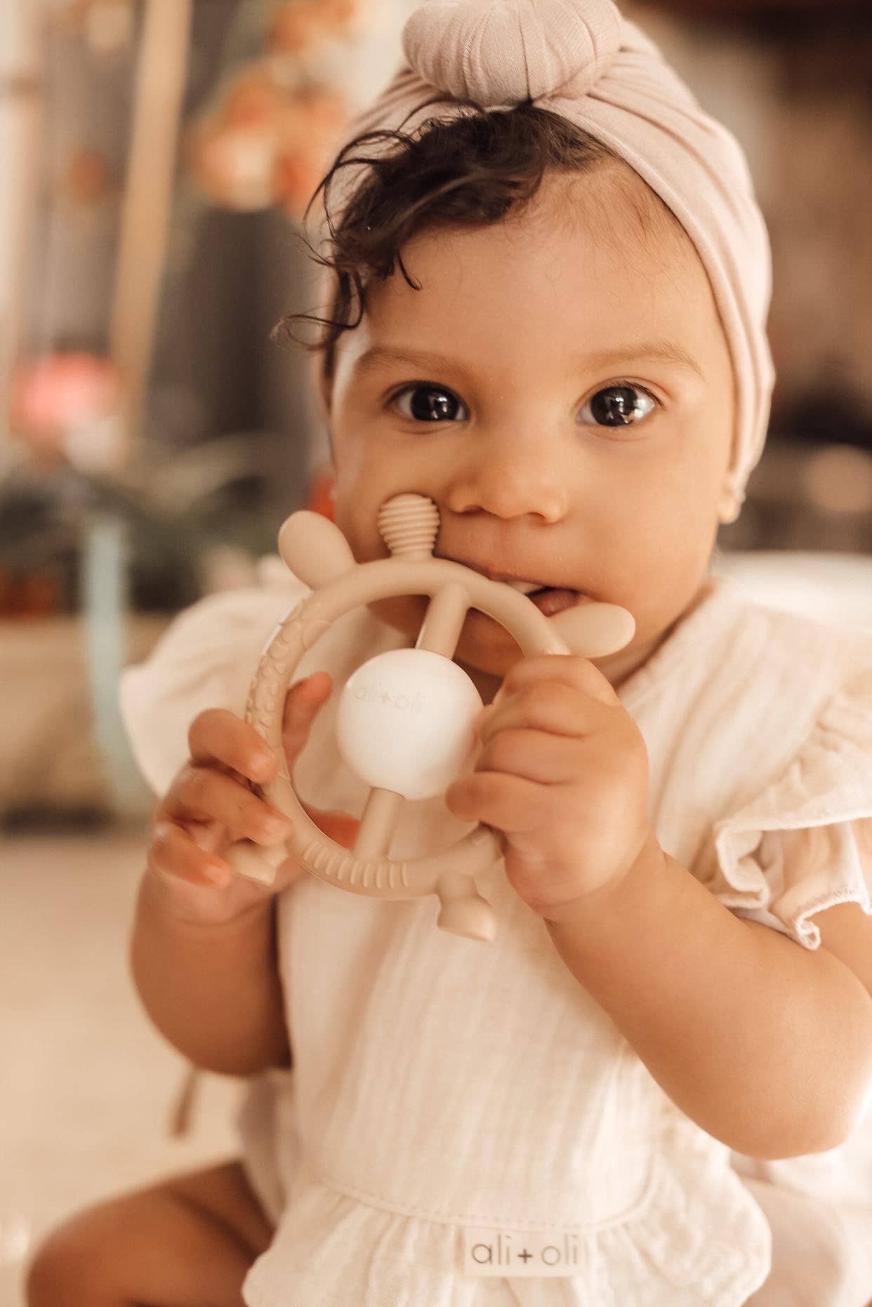 Giraffe Teether & Rattle - Taupe